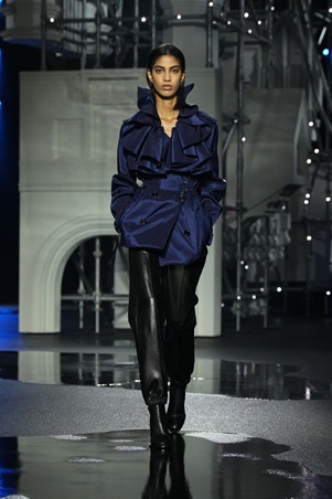 Burberry تكتب ليلها الخاص: لندن كخزانة تتحرّك بعد الغروب